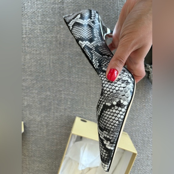 Michael Kors Mid Pump – Snake Embossed Leather – Size 8.5M brand new - Picture 14 of 16